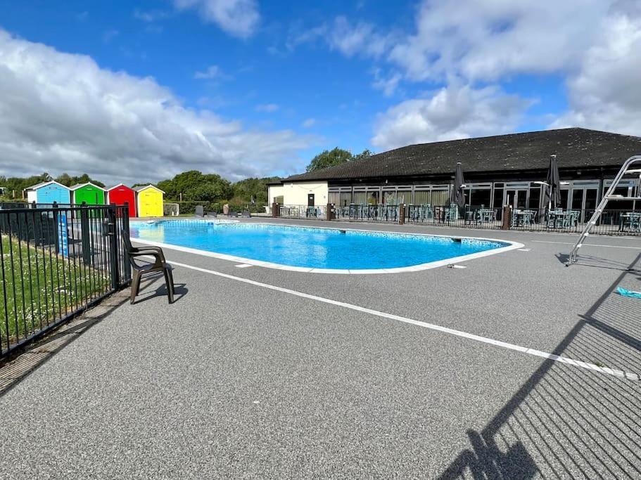 Waters Edge, Hoburne Cotswolds Villa South Cerney Exterior foto