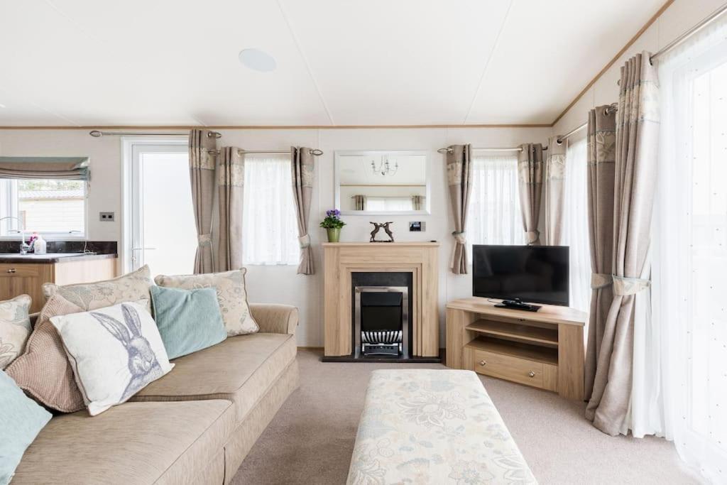 Waters Edge, Hoburne Cotswolds Villa South Cerney Exterior foto