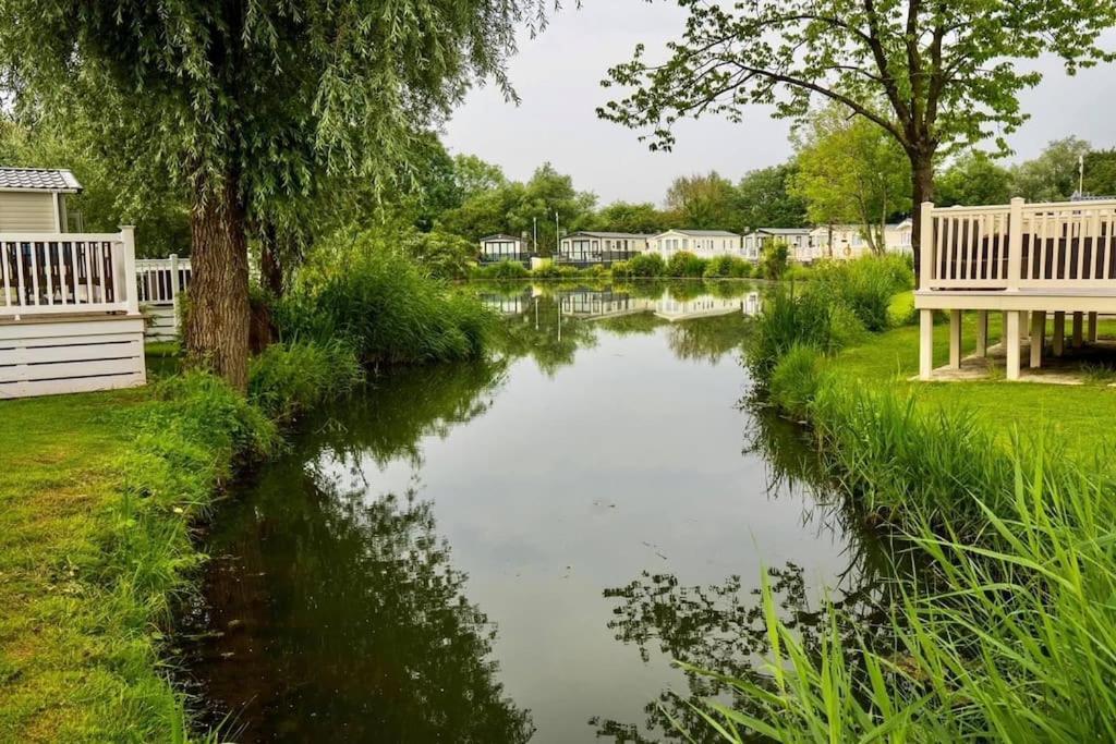 Waters Edge, Hoburne Cotswolds Villa South Cerney Exterior foto