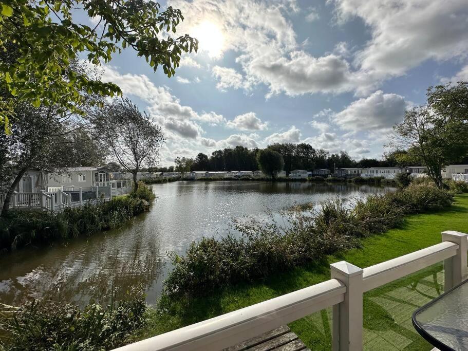 Waters Edge, Hoburne Cotswolds Villa South Cerney Exterior foto