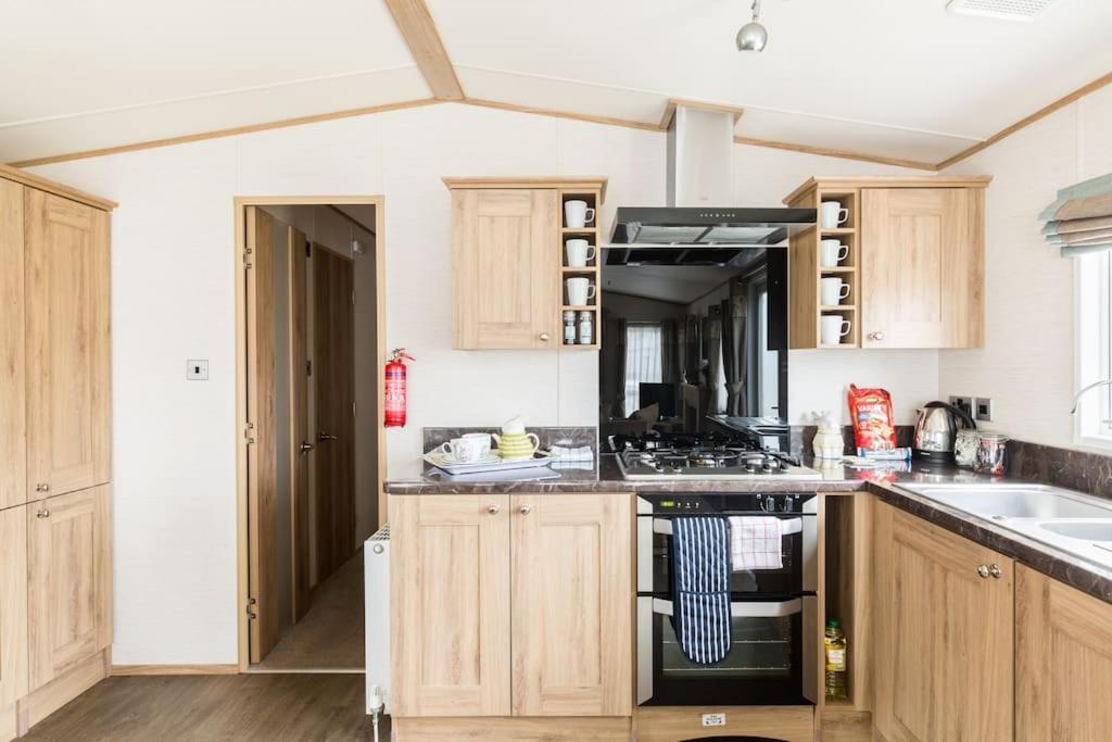 Waters Edge, Hoburne Cotswolds Villa South Cerney Exterior foto
