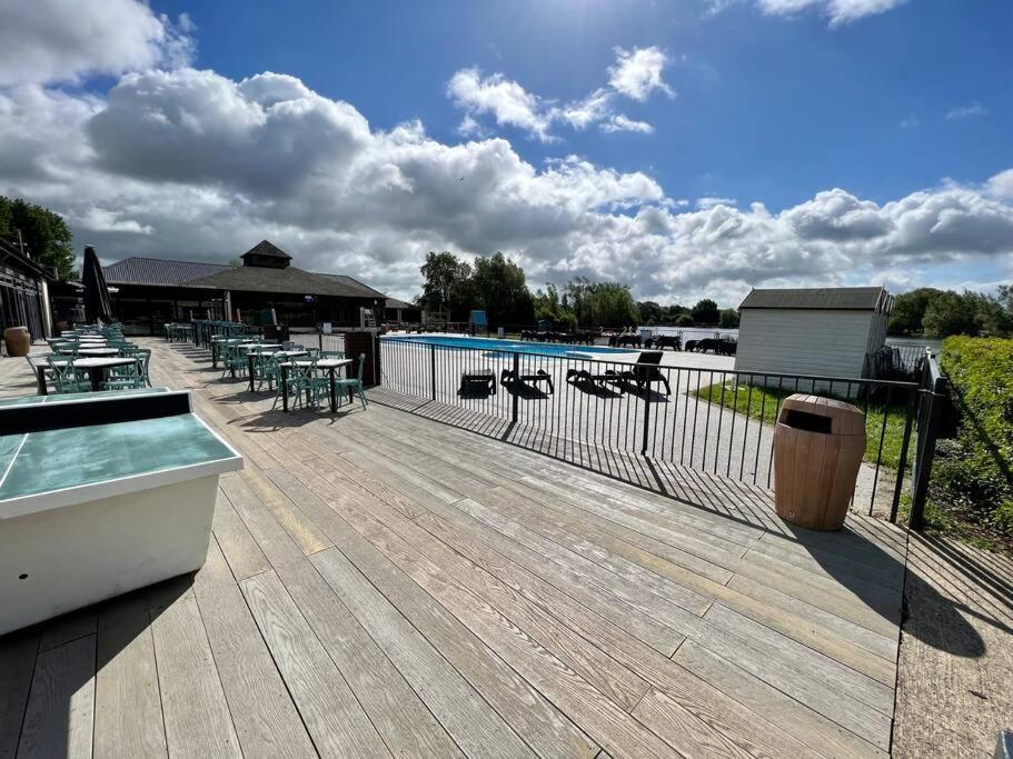 Waters Edge, Hoburne Cotswolds Villa South Cerney Exterior foto